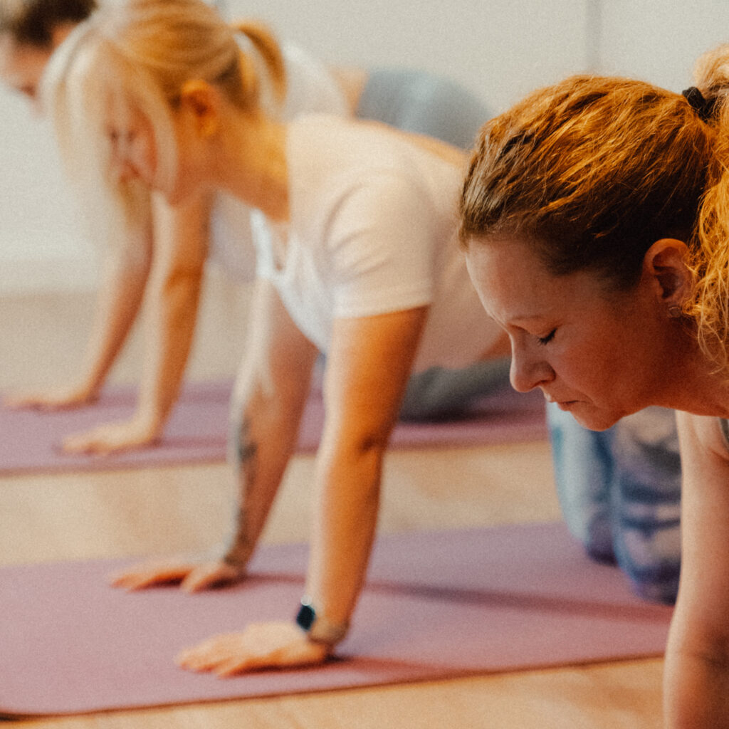 indra-krunig-yoga-im-geschützen-raum